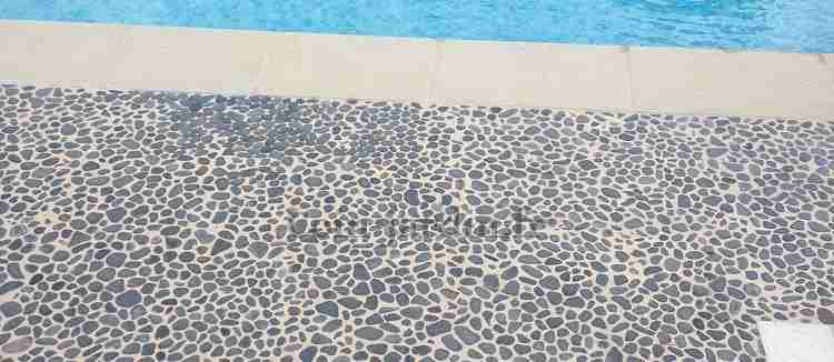 béton-désactivé-caillou-noir-design-original-moderne-tour-piscine