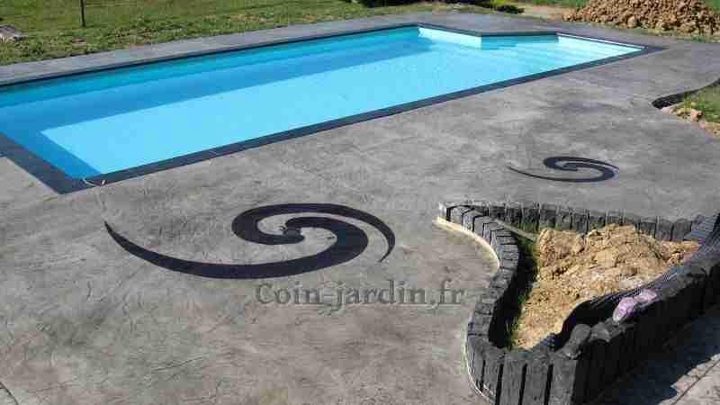 motif-design-original-terrasse-piscine-beton_imprime_aspect_lames_bois_gris